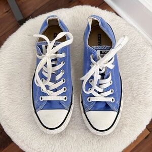 Converse Low Top Chuck Taylors in Hyper Royal Women’s sz: 7